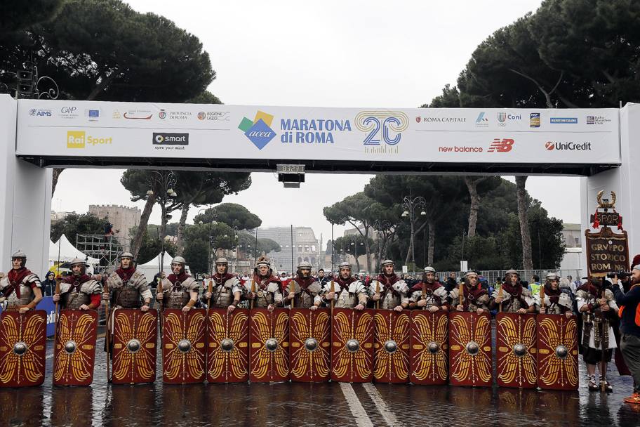 La partenza a Roma  sempre magica: legionari davanti al Colosseo. Ansa